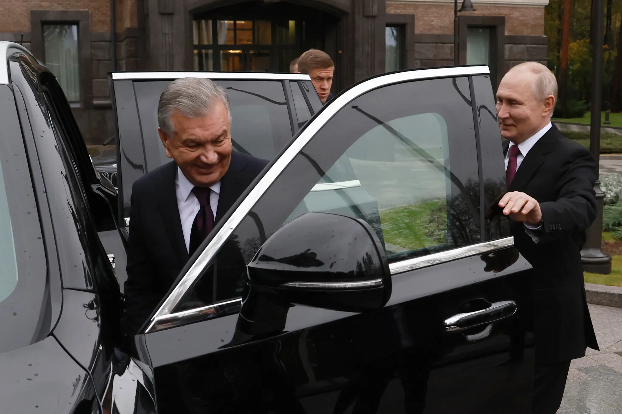 Фотографія президента Росії Володимира Путіна та президента Узбекистану Шавката М. Мірзійоєва, опублікована російськими державними ЗМІ в жовтні поблизу Москви.